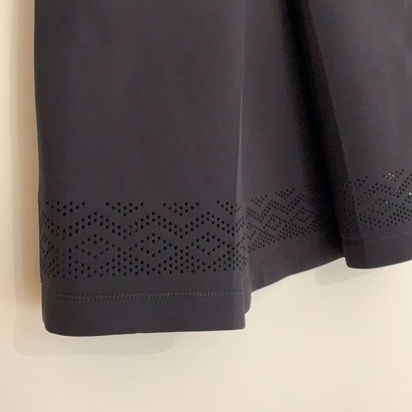 Sold !! (by lululemon) Tunic Tank Spacer Lasercut with Pockets, Black Sz8 - Picture 8 of 10